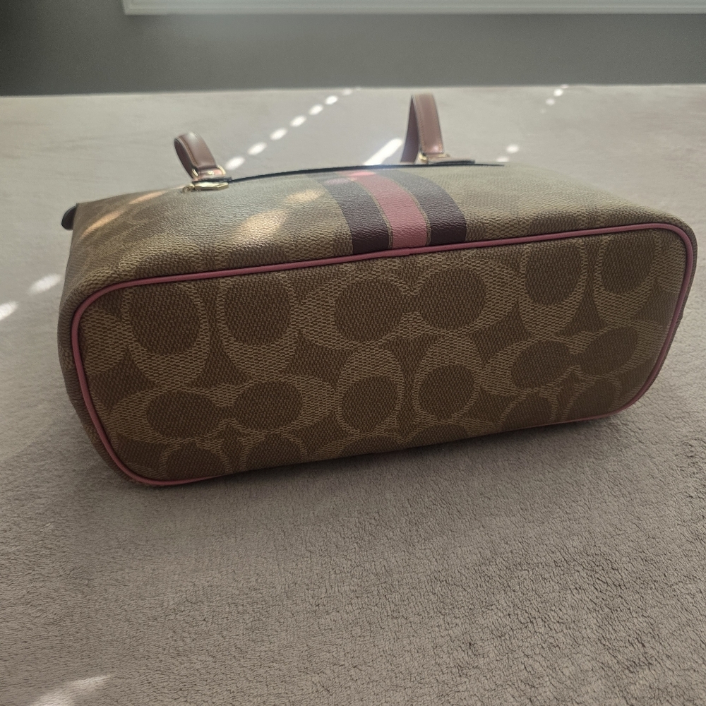 ❗️❗️SOLD❗️❗️COACH Gallery Tote In Signature Canvas - Picture 5 of 8